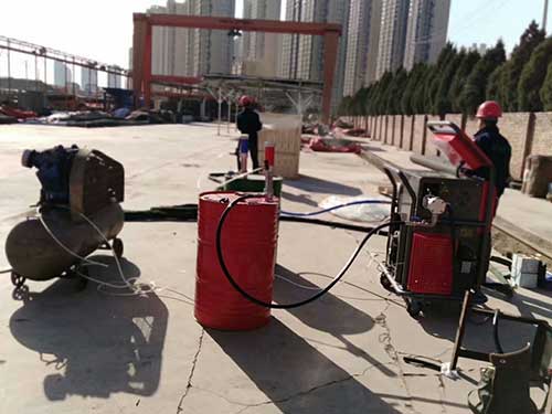江苏省移动板房保温和防水两用聚氨酯发泡机(图2) 移动板房隔热保温聚氨酯发泡施工现场