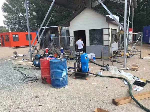 北京用户采购进口聚氨酯发泡机用于集装箱房保温施工(图2) 移动式集装箱房保温聚氨酯发泡施工